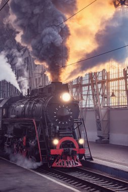 Retro buhar treni sabah istasyondan kalkıyor..