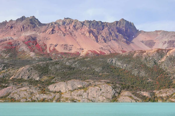 湖边一座五彩缤纷的火山山.Los huemules公园. — 图库照片