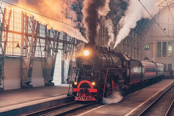 Ретро Паровий Поїзд Відправляється Станції Вранці — стокове фото