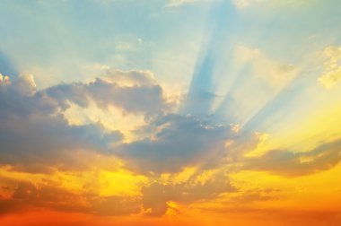 Akşam gökyüzü günbatımı.