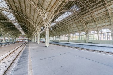 Saint Petersburg, Rusya - 05 Ekim 2021: Vitebsky tren istasyonunun içi. Saint Petersburg 'da inşa edilen ilk tren istasyonuydu ve 1837' de tüm Rus İmparatorluğu açıldı..