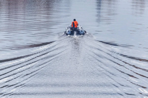 Şişme Motorlu Tekne Göl Yüzeyinde Hızlı Hareket Eder — Stok fotoğraf