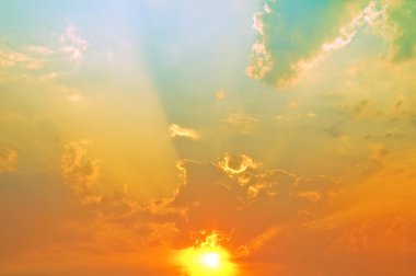 Akşam gökyüzü günbatımı.