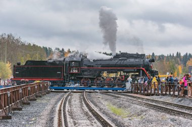 Ruskeala, Rusya - 01 Ekim 2021: Dönüş çemberinde buharlı lokomotif. Ruskeala Dağ Parkı tren istasyonu.