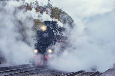 Retro buhar treni istasyon ahşap platformundan kalkıyor..