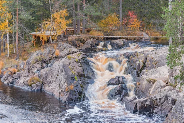 Kanyonda şelale var. Ruskeala Dağ Parkı.