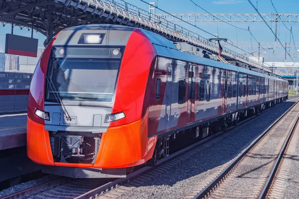 Yüksek hızlı tren sabah platformun yanında duruyor..