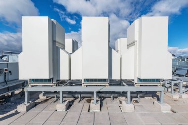 Klima sistemi monte ve binanın tepesindeyim yüklü.