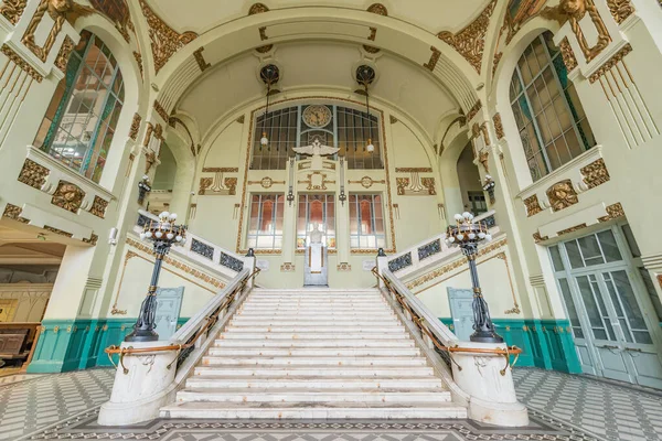 Saint Petersburg, Rusya - 05 Ekim 2021: Vitebsky tren istasyonunun içi. Saint Petersburg 'da inşa edilen ilk tren istasyonuydu ve 1837' de tüm Rus İmparatorluğu açıldı..