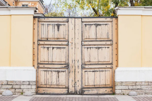 Porta Madeira Antiga Pela Casa Privada — Fotografia de Stock