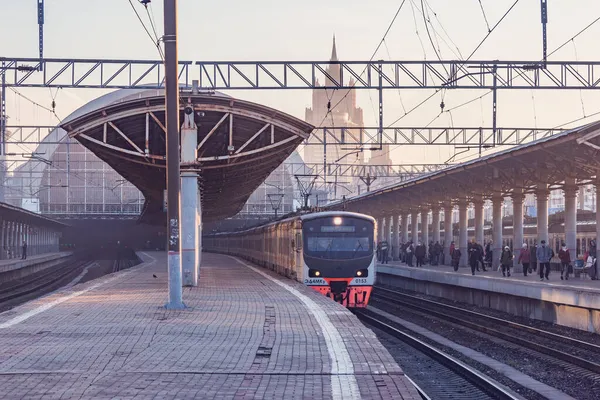 Mosca Russia Ottobre 2021 Treno Passeggeri Trova Vicino Binario Mattino — Foto Stock