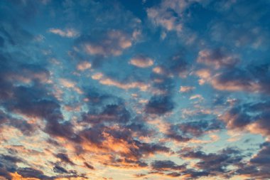Mavi gökyüzünde bulutlar. Gün batımında bulutlu manzara.