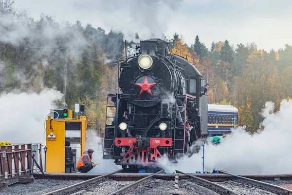 Locomotiva a vapor retro no círculo de viragem. Ruskeala Mountain Park estação ferroviária. — Fotografia de Stock