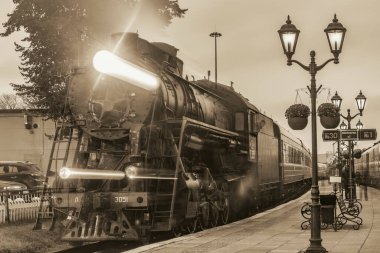 Sortavala, Rusya - 01 Ekim 2021: Ruskeala Dağ Parkı 'ndan buharlı tren geliyor.