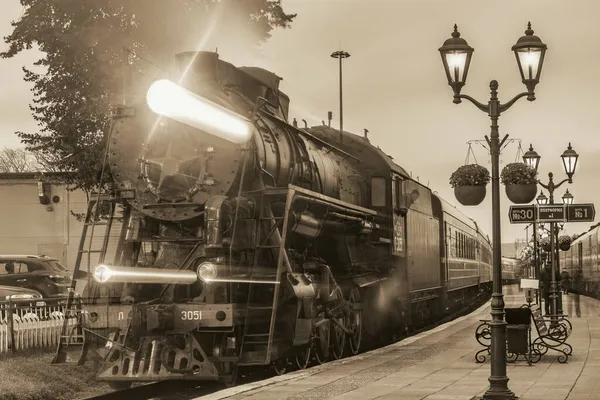 Sortavala, Russie - 01 octobre 2021 : Le train à vapeur rétro arrive du parc montagneux de Ruskeala. — Photo