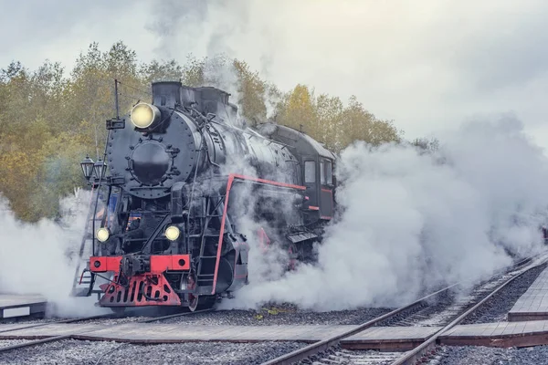 Retro Pociąg Parowy Odjeżdża Stacji Drewniana Platforma Pochmurny Jesienny Wieczór — Zdjęcie stockowe