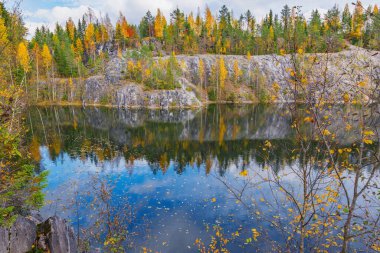 Derin mermer kanyondaki göl. Ruskeala Dağ Parkı. Karelia Cumhuriyeti. Rusya.