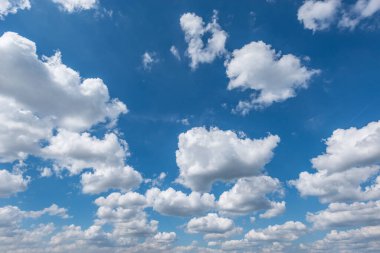 Mavi gökyüzünde bulutlar.