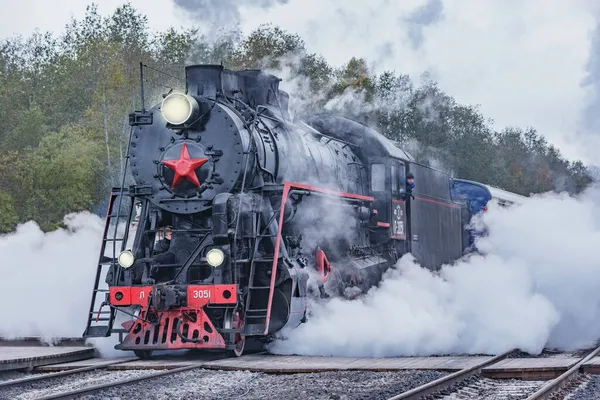 Ruskeala Rússia Outubro 2021 Trem Vapor Retro Chega Plataforma Madeira — Fotografia de Stock