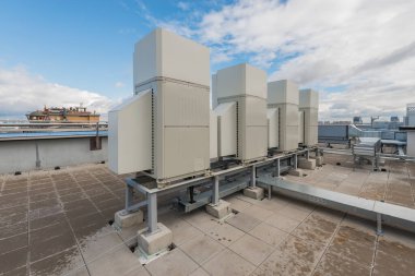 Klima sistemi monte ve binanın tepesindeyim yüklü.