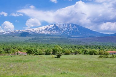 Bahar günü Etna volkanı. Sicilya.