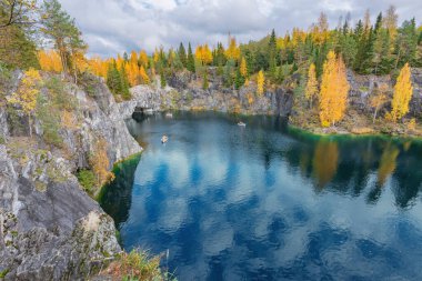 Derin mermer kanyondaki göl. Ruskeala Dağ Parkı. Karelia Cumhuriyeti. Rusya.