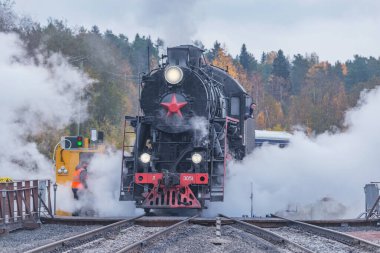 Ruskeala, Rusya - 01 Ekim 2021: Dönüş çemberinde buharlı lokomotif. Ruskeala Dağ Parkı tren istasyonu.