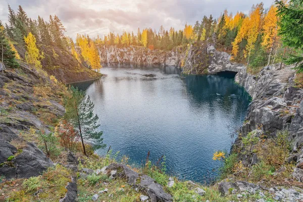 Jezero Hlubokém Mramorovém Kaňonu Horský Park Ruskeala Při Západu Slunce — Stock fotografie