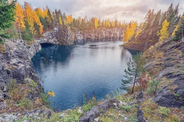 Jezero Hlubokém Mramorovém Kaňonu Horský Park Ruskeala Při Západu Slunce — Stock fotografie