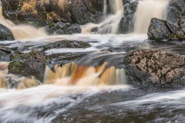 Kanyonda şelale var. Ruskeala Dağ Parkı. Karelia Cumhuriyeti. Rusya.
