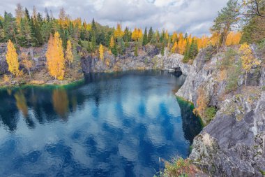 Derin mermer kanyondaki göl. Ruskeala Dağ Parkı. Karelia Cumhuriyeti. Rusya.