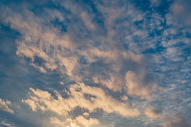 Yağmurdan sonra gün batımında gökyüzünde inanılmaz bulut manzarası.