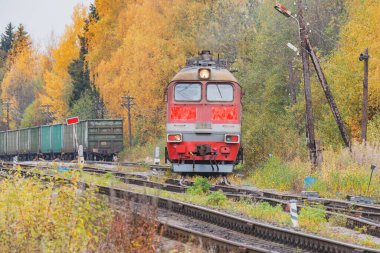 Dizel lokomotif yük treninden hareket ediyor..