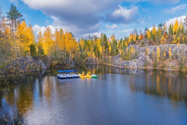 Montanha lago na noite de outono. Ruskeala Mountain Park. República da Carélia. Rússia. — Fotografia de Stock