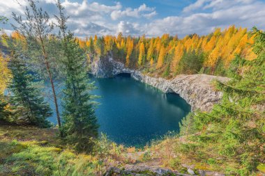 Derin mermer kanyondaki göl. Ruskeala Dağ Parkı. Karelia Cumhuriyeti. Rusya.