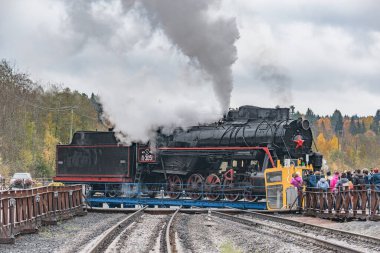 Ruskeala, Rusya - 01 Ekim 2021: Dönüş çemberinde buharlı lokomotif. Ruskeala Dağ Parkı tren istasyonu.