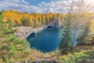 Derin mermer kanyondaki göl. Ruskeala Dağ Parkı. Karelia Cumhuriyeti. Rusya.