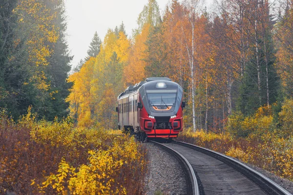 Lokalny Pociąg Pasażerski Silnikiem Diesla Przenosi Się Sortavala Jesienią Karelia — Zdjęcie stockowe
