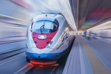 Modern yüksek hızlı tren hızlı platform hareket eder..