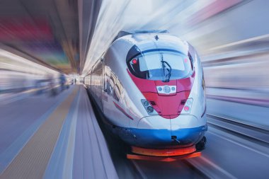 Modern yüksek hızlı tren hızlı platform hareket eder..