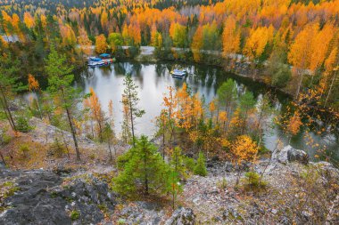 Henri Louis Auguste Ricard de Montferrand Gölü 'nün sonbahar akşamındaki hava manzarası. Ruskeala Dağ Parkı. Karelia Cumhuriyeti. Rusya.