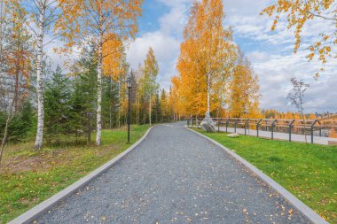 Sonbahar akşamı dağ kenti parkında patika. Ruskeala Dağ Parkı. Karelia Cumhuriyeti. Rusya.