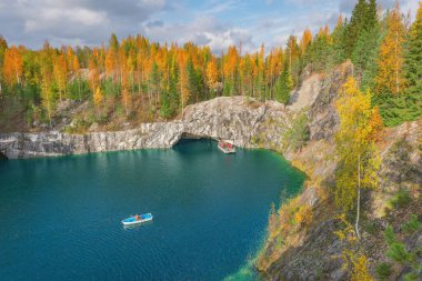 Derin mermer kanyondaki göl. Ruskeala Dağ Parkı. Karelia Cumhuriyeti. Rusya.
