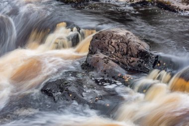 Kanyonda şelale var. Ruskeala Dağ Parkı. Karelia Cumhuriyeti. Rusya.