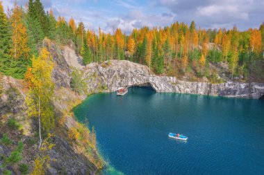 Derin mermer kanyondaki göl. Ruskeala Dağ Parkı. Karelia Cumhuriyeti. Rusya.
