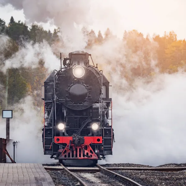 Retro Parní Vlak Dorazí Nádraží Dřevěné Nástupiště Při Západu Slunce — Stock fotografie
