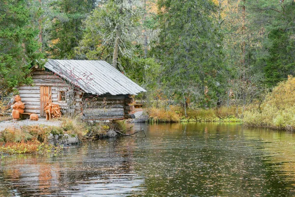 ロシア ルスケアラ 2021年10月1日ロシア ルスケアラ山公園の滝近くの湖そばの木造住宅 — ストック写真