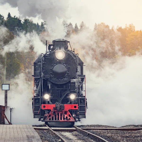Comboio a vapor retro chega à estação plataforma de madeira. — Fotografia de Stock