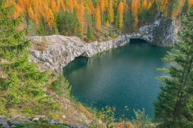 Derin mermer kanyondaki göl. Ruskeala Dağ Parkı. Karelia Cumhuriyeti. Rusya.