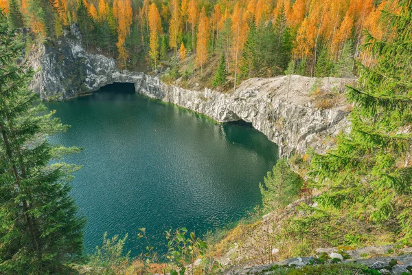 Derin mermer kanyondaki göl. Ruskeala Dağ Parkı. Karelia Cumhuriyeti. Rusya.